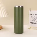 Lifestyle-Ansicht eines eleganten olivgrünen 20oz Vakuumbechers mit silbernem Rand - 20oz / Armeegrün
