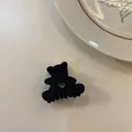 Détail d'une pince à cheveux ours noir mat avec un joli design découpé en forme de cœur - Noir