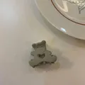 Gros plan d'une pince à cheveux mate grise en forme d'ours mignon avec cœur - Vert Herbe