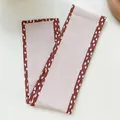 Detailweergave van elegant zijden haarlint met een stijlvolle bruin gestippelde rand - 80-100cm / Koffie Stippen