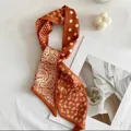 Elegante foulard in seta arancio bruciato con motivi paisley e pois per capelli o collo - Paisley Arancione