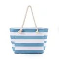 Grande borsa da spiaggia a righe blu e bianche con manici in corda per i viaggi estivi - 42x13x36cm / Strisce Aqua