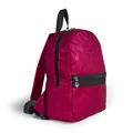 Macro-opname van de glinsterende magenta glitterstof op deze lichte kinderrugzak voor school - Rozerood