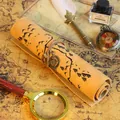 Dettaglio dell'astuccio arrotolabile in pelle PU mappa del tesoro vintage con oggetti. - Giallo