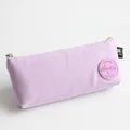 Vue détaillée d'une trousse en toile violette Morandi avec un patch logo Macaron rond. - Violet