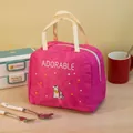 Vista dettagliata della borsa termica rosa con gatto carino e motivi a stelle per la scuola. - Rosa