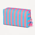 Hoogverzadigde roze en blauwe gestreepte canvas make-uptas met decoratieve zachte pluizige pompons - Roze Blauw Gestreept