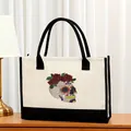 Vista detallada de un bolso tote de lona con estampado colorido de calavera y rosas rojas - 43*13.5*30.5cm / Estilo calavera de azúcar con rosa roja (骷髅4)