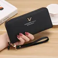 Zwarte kiezellederen lange damesportefeuille met een elegant gouden hertenlogo. - Lange Clutch met Rits (PG401) / Zwart