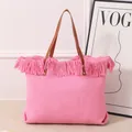 Detalle del bolso tote grande rosa tejido con flecos bohemios y asas de color marrón - Rosa rojo