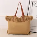 Detalle de primer plano del bolso de lona tejido amarillo mostaza con flecos densos - Marrón