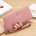Elegante roze damesportemonnee met lange rits en gouden hert-embleem van lychee-leer - Lange Clutch met Rits (PG401) / Roze