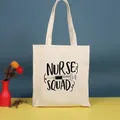 Bolso de lona beige crema con texto 'Nurse Squad' en negro y gráfico de jeringuilla - 35*39cm / Nurse-41