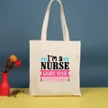 Bolso tote de lona blanco roto con estampado motivador 'I'm a Nurse' para enfermera - 35*39cm / Nurse-7
