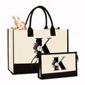 Ensemble sac fourre-tout et trousse de toilette en toile avec motif floral lettre K. - Imprimé Floral Lettre K / Blanc Crème avec Noir