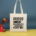 Bolso de lona crema duradero con diseño tipográfico Nurse in Progress impreso - Estilo Nurse in Progress (Nurse-31) / 35*39cm / Nurse-31