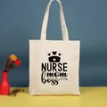 Bolsa de lona estampada con un diseño negro de Nurse Mom Boss sobre fondo color beige - Estilo NURSE mom boss (Nurse-35) / 35*39cm / Nurse-35