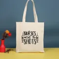 Bolsa de lona color crema con estampado gráfico 'NURSES Call The SHOTS' y asas largas - Estilo NURSES Call The SHOTS (Nurse-42) / 35*39cm / Nurse-42