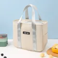 Cremefarbene isolierte Kühltasche mit silbernen Griffen und LUNCH BAG Aufnäher. - Beige