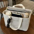 Bolso tote de lona beige de gran capacidad con varios compartimentos para organizar. - Diseño sin tirantes / Beige