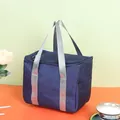 Borsa termica blu navy con manici argentati e una comoda tasca laterale esterna - Blu navy