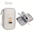 Bolsa gris portátil para accesorios digitales con un lindo diseño de estampado de gato - Cuatro Gatos / Gris