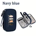 Vista detallada del organizador de accesorios digitales azul marino con gatos - Cuatro Gatos / Azul marino