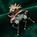Raffinata spilla a forma di alce in smalto nero con corna dorate e strass brillanti - combinazione di colori nero e oro