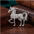 Elegante spilla a forma di cavallo argento con strass su pila di libri d'epoca - Zodiaco Cavallo / Argento