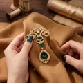 Broche goutte d'eau de style vintage avec cristaux vert émeraude et dorure. - Or Verre Vert