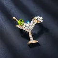 Detalle de broche de copa de cóctel dorado con piedra preciosa verde y diamantes de imitación - Copa De Vino (AB Strass)
