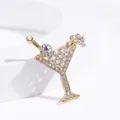 Primer plano de un elegante broche de copa de cóctel dorado con brillantes strass - Copa De Vino (Strass Blanco)