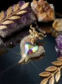 Broche chèvre dorée exquise avec strass scintillants et une grande gemme cœur irisée - KC Or, Cœur Chèvre