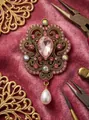 Eleganter Barock Vintage-Brosche mit rosa Tropfen-Edelstein und Perlenquasten-Detail - Rosa Edelsteinstil / Antikgold Und Rosa