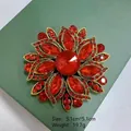 Detailansicht einer Vintage-Blumenbrosche mit facettierten roten Kristallen. - Rot