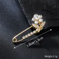 Close-up of gold rhinestone flower safety pin brooch showing dimensions and weight - Leaf Floral Design (XD825339) / 3.8cm x 1.8cm / Gold