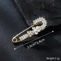 Close-up of a glittering rhinestone alloy brooch pin for waist adjustment, 3.8x1.4cm. - Botanical Floral Design (XD825343) / 3.8cm x 1.4cm / Gold