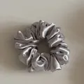 Gedetailleerd overzicht van een zilveren satijnen scrunchie met fijne strassteentjes. - Kleine Strass Scrunchie (6#) / Grijs