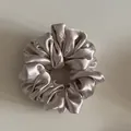 Detail van een champagnekleurige satijnen scrunchie met kleine strass accenten. - Kleine Strass Scrunchie (5#) / Champagne