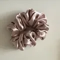 Detailweergave van champagnekleurige parelmoer satijnen scrunchie met strassteentjes - Kleine Strass Scrunchie (4#) / Roze