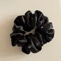 Detailopname van een zwarte satijnen scrunchie met glimmende zilveren strassteentjes - Kleine Strass Scrunchie (3#) / Zwart