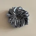 Detailweergave van zilveren parelmoer satijnen scrunchie met strass stersteentjes - Kleine Strass Scrunchie (2#) / Blauw