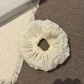 Close-up van een crème satijnen scrunchie met zachte parelmoerachtige geplooide textuur - Grote Mesh Scrunchie (7#) / Wit