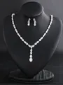 Vista detallada del conjunto de joyas de novia con collar de circonitas brillante - Tono Plateado (Circonia Blanca)
