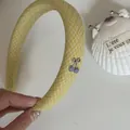 Detalle de diadema de tela a cuadros amarillos con dije de cereza morada. - 7# Diadema a Rayas Amarillas Cereza Púrpura