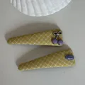 Primer plano detallado de pasadores de tela a cuadros amarillos con cereza y botón - 6# Par de Pinzas para el Pelo Triangulares Largas a Rayas Amarillas