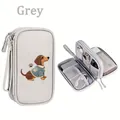 Bolsa organizadora gris para accesorios con detalle de bordado de teckel - Perro salchicha / Gris