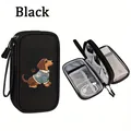 Bolsa negra para accesorios digitales con bordado de un lindo perro salchicha de viaje - Perro salchicha / Negro