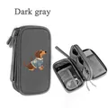 Bolsa de almacenamiento digital gris oscuro con bordado de teckel para accesorios de viaje - Perro salchicha / Gris oscuro
