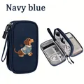 Bolsa organizadora grande azul marino para accesorios digitales con bordado de perro teckel - Perro salchicha / Azul marino
